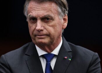 Bolsonaro violou tornozeleira eletrônica e tinha ‘elevado risco de fuga’; diz decisão de Moraes