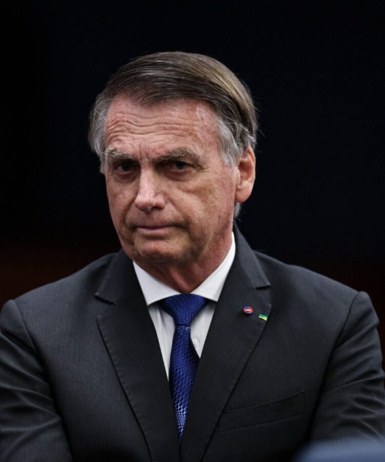 Bolsonaro violou tornozeleira eletrônica e tinha ‘elevado risco de fuga’; diz decisão de Moraes