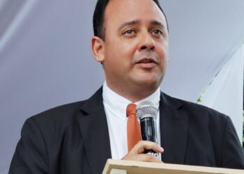 Procurador adjunto de Arcoverde Pedro Melchior recebe o troféu Leão Dourado por destaque na defesa do municipalismo