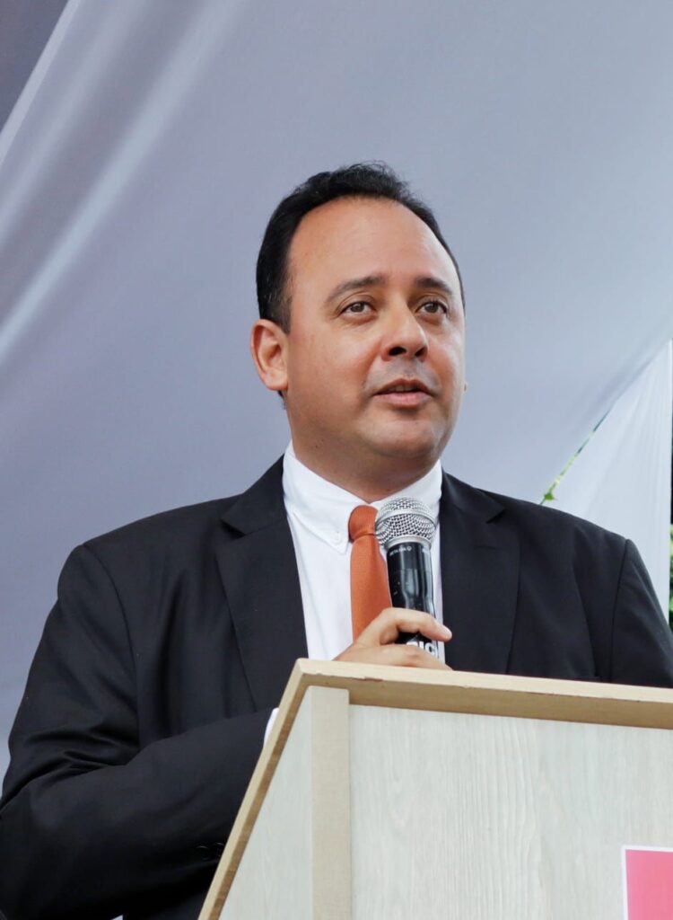 Procurador adjunto de Arcoverde Pedro Melchior recebe o troféu Leão Dourado por destaque na defesa do municipalismo