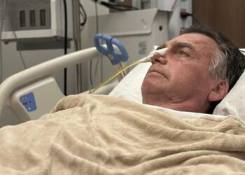 Cirurgia de Bolsonaro termina sem intercorrências, diz Michelle