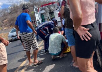 Colisão entre carro e moto deixa um ferido na estrada de Ibitiranga