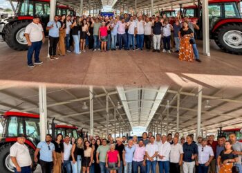 ARTICULAÇÃO NO PAJEÚ: Marconi prestigia evento da Governadora Raquel Lyra acompanhado de forte comitiva