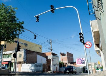 Prefeitura de Afogados instala dois semáforos para disciplinamento do trânsito