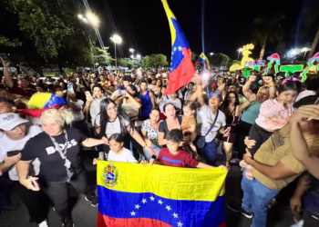 Migrantes em RR comemoram captura de Maduro em ato com gritos de ‘Venezuela livre’