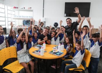 Prefeitura de Afogados entregou fardamento e kit escolar a alunos da rede municipal de ensino