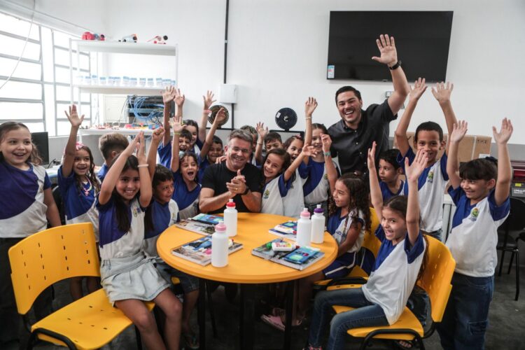 Prefeitura de Afogados entregou fardamento e kit escolar a alunos da rede municipal de ensino