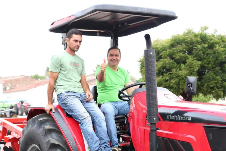 Prefeitura de Brejinho inicia aração de terras para agricultores do município