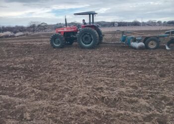 Prefeitura de Itapetim inicia aração de terra para os agricultores