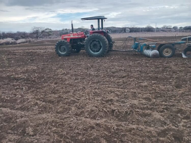 Prefeitura de Itapetim inicia aração de terra para os agricultores