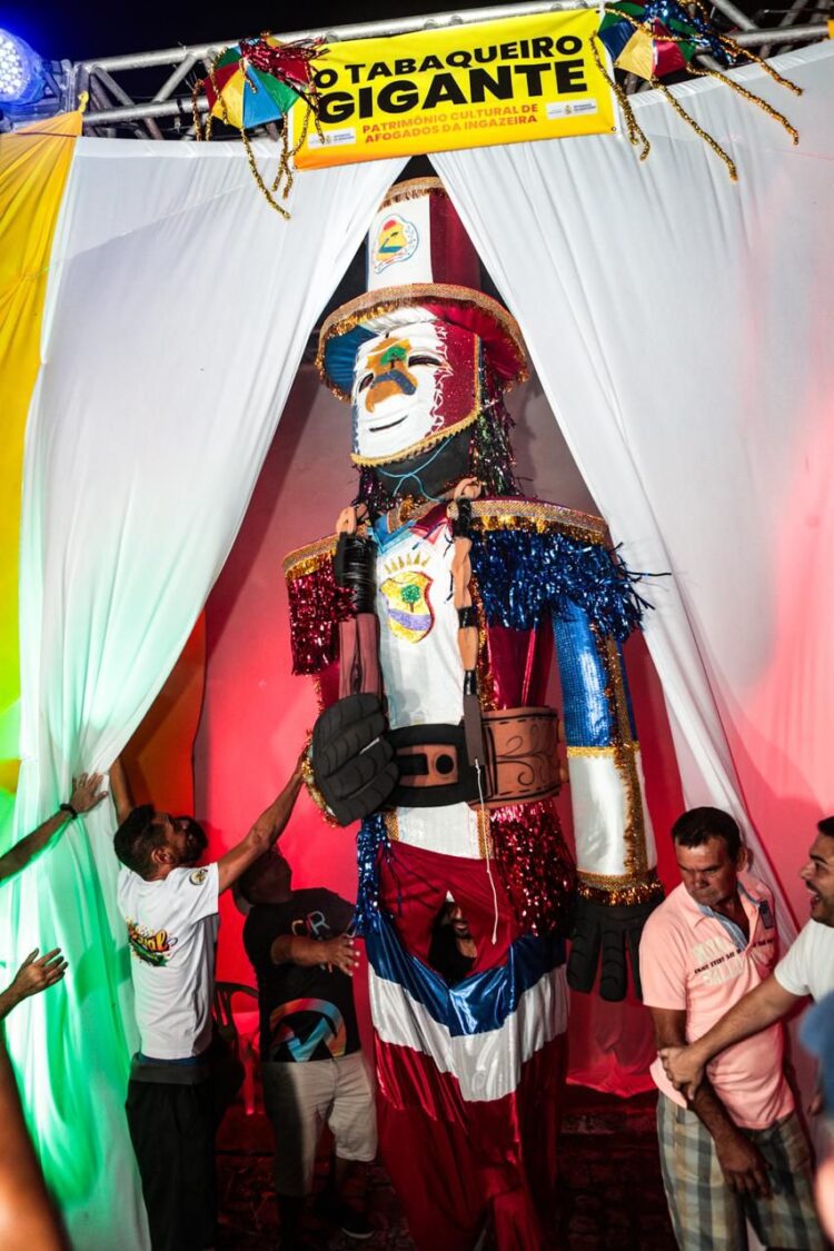 Tabaqueiro gigante de quatro metros estreia no carnaval de Afogados
