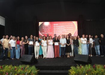 Sandrinho anuncia pagamento do piso do professor e reajuste para professores contratados