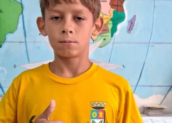 Menino de 12 anos morre após vaso sanitário quebrar e causar ferimento fatal