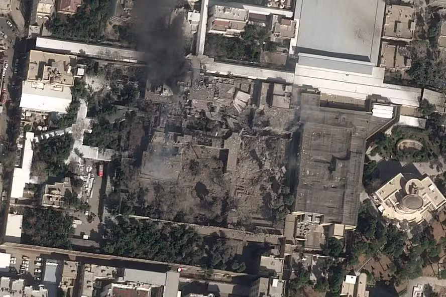 Imagens de satélite mostram destruição em residência do líder supremo do Irã, Ali Khamenei