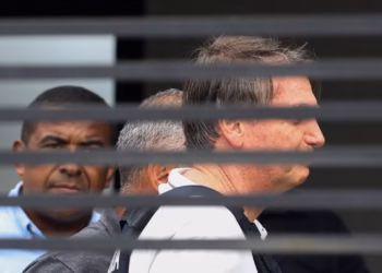 Bolsonaro deixa o hospital em Brasília, após duas semanas internado, e vai para casa