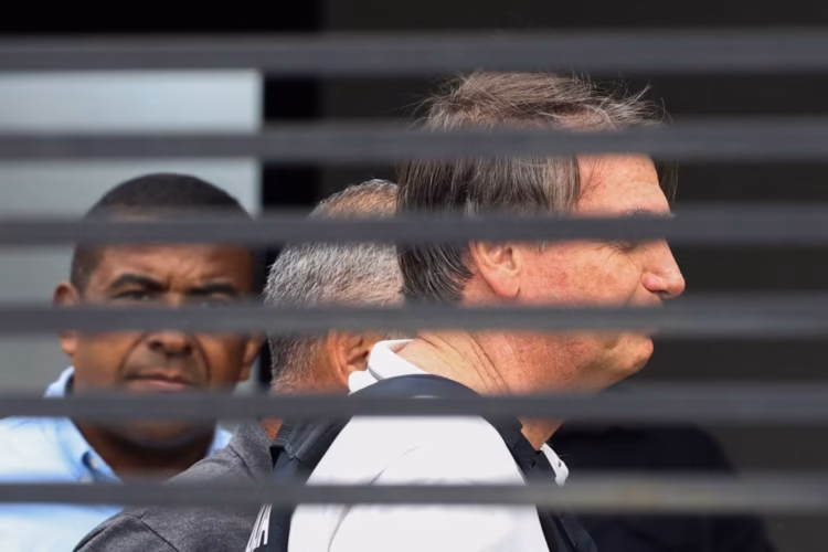 Bolsonaro deixa o hospital em Brasília, após duas semanas internado, e vai para casa
