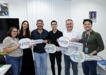 Arcoverde recebe quatro novos ônibus escolares em parceria entre prefeito Zeca Cavalcanti, deputado Gustavo Gouveia e governadora Raquel Lyra.