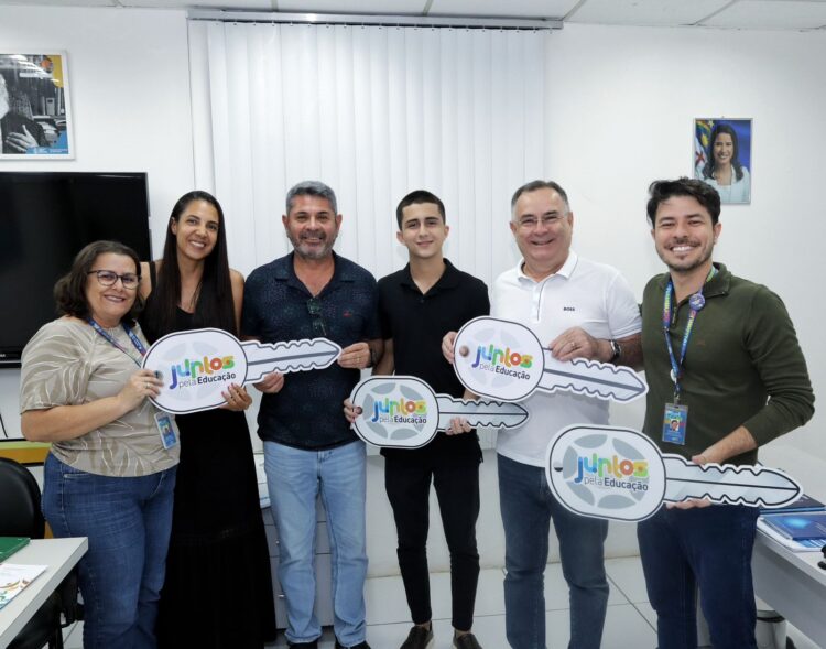 Arcoverde recebe quatro novos ônibus escolares em parceria entre prefeito Zeca Cavalcanti, deputado Gustavo Gouveia e governadora Raquel Lyra.