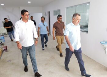 Prefeito Zeca Cavalcanti assina ordem de serviço e retoma obra da Escola Gumercindo Cavalcanti após dois anos parada