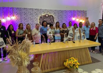 Mesa de glosas reúne poetisas em homenagem às mulheres em Itapetim