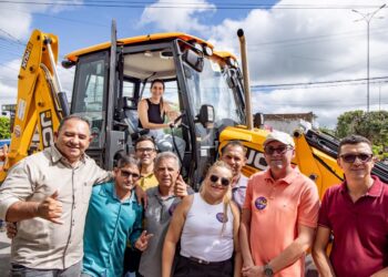 Governo Municipal de Itapetim realiza entrega de retroescavadeira 0 km