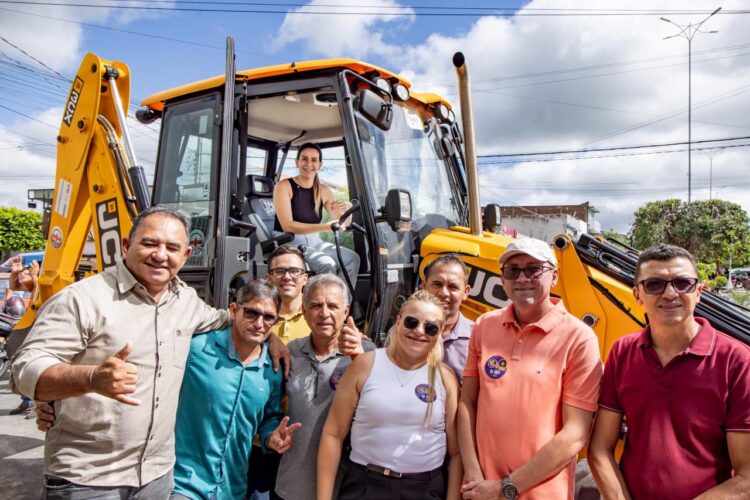Governo Municipal de Itapetim realiza entrega de retroescavadeira 0 km