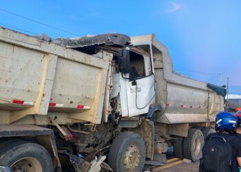 Acidente entre carretas deixa motorista preso às ferragens em Afogados