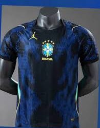 Alguns brasileiros alegam ver a imagem do “capiroto” na camisa azul do Brasil