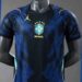 Alguns brasileiros alegam ver a imagem do “capiroto” na camisa azul do Brasil