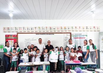 Prefeitura de Brejinho entrega 1.500 fardamentos e reforça investimentos no ensino municipal