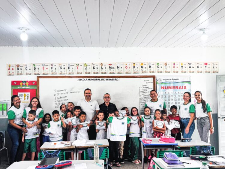 Prefeitura de Brejinho entrega 1.500 fardamentos e reforça investimentos no ensino municipal