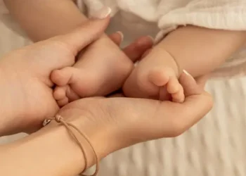 Justiça da Espanha decreta prisão preventiva de casal suspeito de agredir e abusar de bebê de um mês