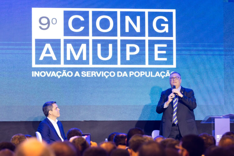Flávio Dino defendeu critérios para emendas parlamentares e reforçou necessidade de transparência no 9º Congresso da Amupe