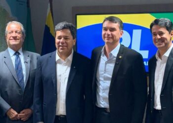 Ao lado de Flávio Bolsonaro, Mendonça Filho se filia ao PL