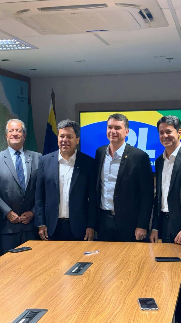 Ao lado de Flávio Bolsonaro, Mendonça Filho se filia ao PL