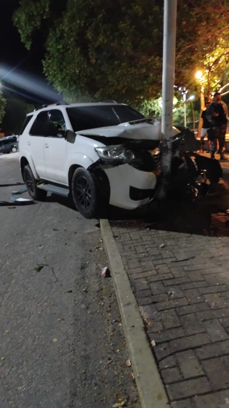 Veículo colide com poste em praça de Afogados da Ingazeira