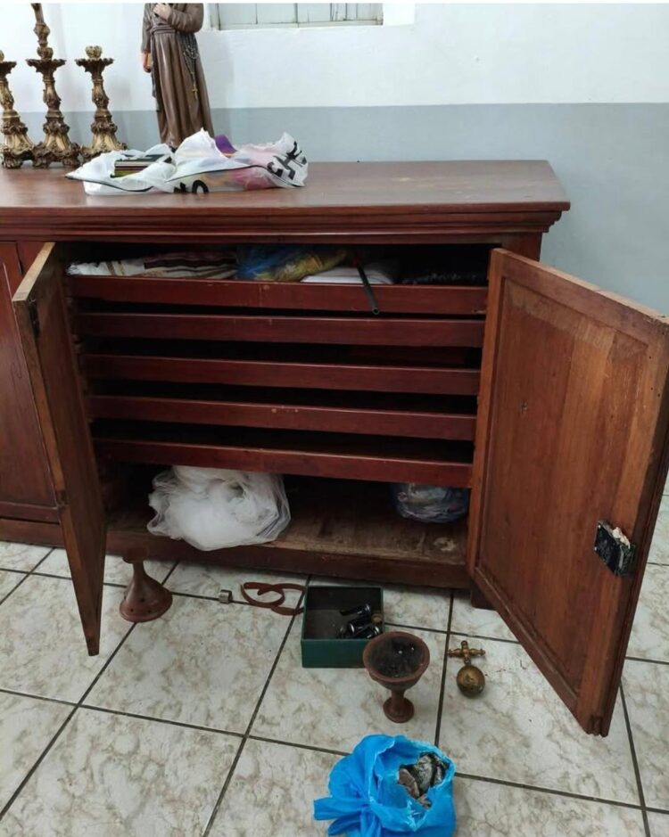 Igreja matriz de São José do Egito é invadida e saqueada