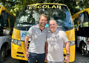 Prefeito Zeca Cavalcanti conquista quatro novos ônibus escolares para Arcoverde