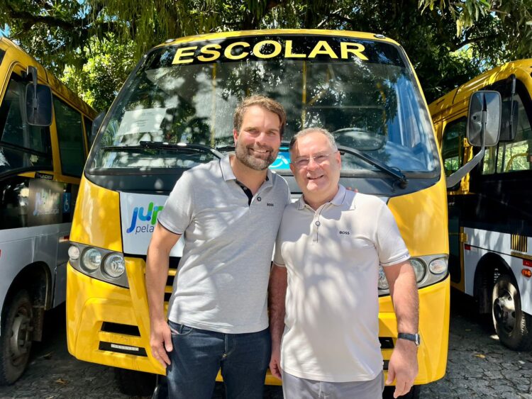 Prefeito Zeca Cavalcanti conquista quatro novos ônibus escolares para Arcoverde