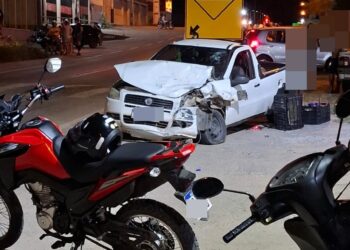 Veículos colidem em Carnaíba