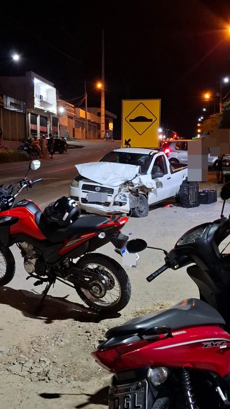 Veículos colidem em Carnaíba