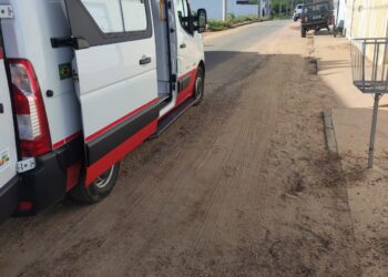 Ônibus desvia de buraco e quase atinge moto com mãe e filho em Afogados da Ingazeira