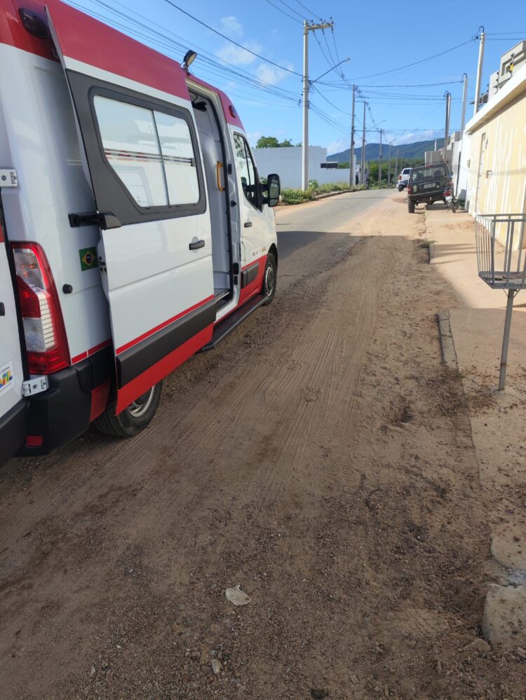 Ônibus desvia de buraco e quase atinge moto com mãe e filho em Afogados da Ingazeira
