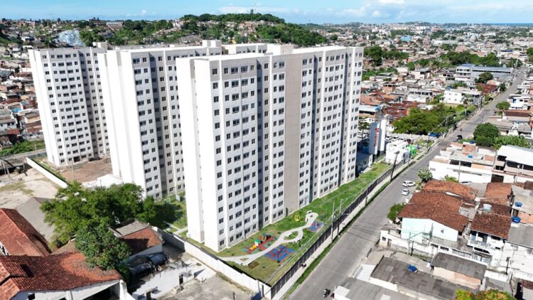 No Recife, governadora Raquel Lyra entrega chaves de 125 residências para famílias beneficiadas pelo Programa Morar Bem – Entrada Garantida