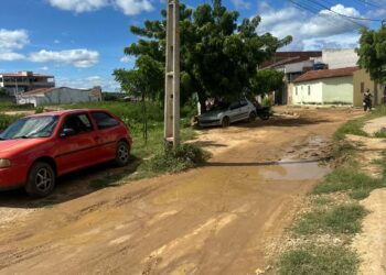 Poste causa transtornos em rua de Afogados da Ingazeira
