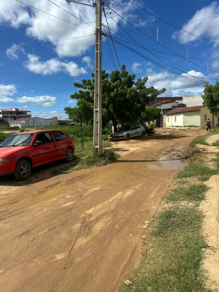 Poste causa transtornos em rua de Afogados da Ingazeira