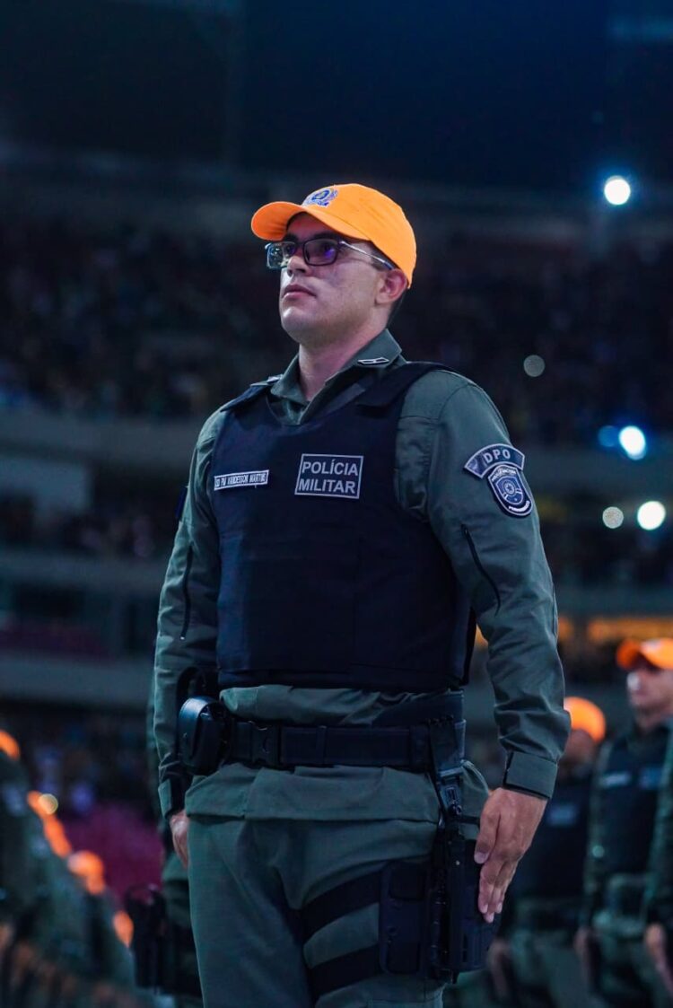Jovem de São José do Egito que estudava nas horas vagas conquista formatura na Polícia Militar