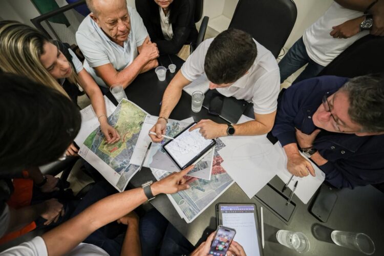 João Campos reúne prefeitos e anuncia que vai pedir a Lula recursos para projetos de prevenção às chuvas em municípios afetados
