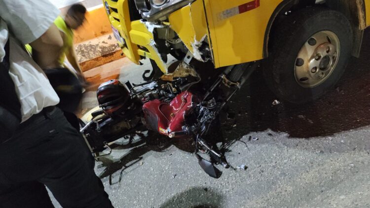 Mulher morre após acidente envolvendo moto e ônibus escolar em Afogados