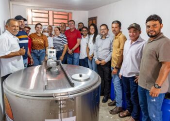 Itapetim: primeira coleta de leite de cabra marca início do funcionamento de tanque de resfriamento implantado pelo Governo Municipal